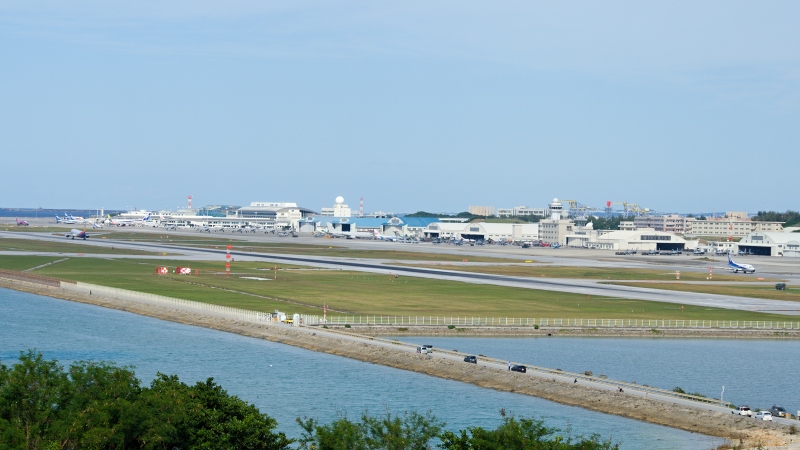 Pohled na letiště Naha ze Sanaga Island