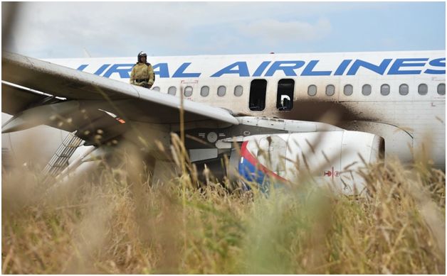 Ruský regulátor předložil zprávu o přistání letadla Ural Airlines na poli